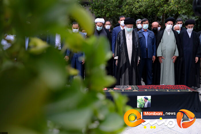 اقامه نماز رهبر معظم انقلاب بر پیکر حجت‌‌‌الاسلام و المسلمین دعائی