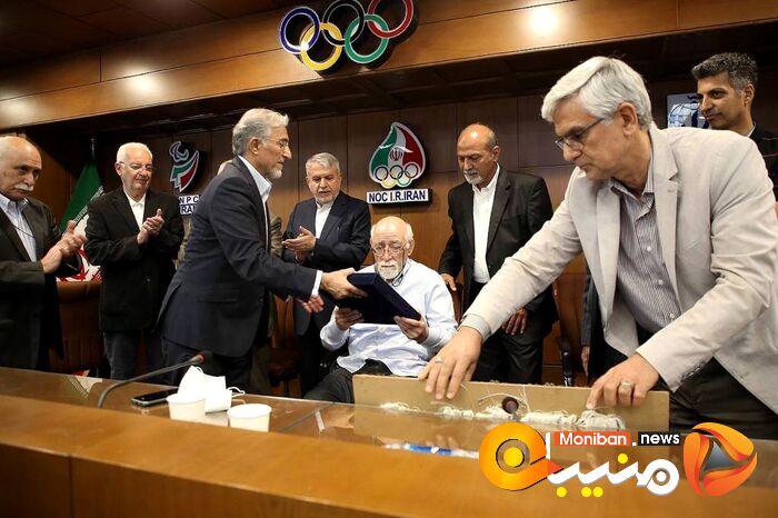 مراسم تجلیل از اردشیر لارودی، پیشکسوت روزنامه نکاری ورزشی و نفرات اول جشنواره جهانی ایپس در روز جهانی خبرنگاران ورزشی
