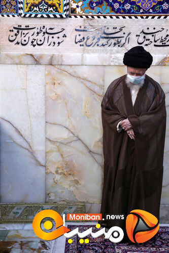 غبارروبی مضجع شریف امام رضا (ع) توسط رهبر معظم انقلاب