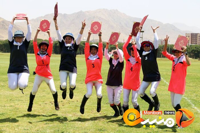 جشن قهرمانی تیم دختران زنده رود در رقابت های چوگان