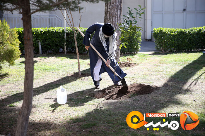 کاشت نهال در هفته منابع طبیعی توسط رهبر معظم انقلاب