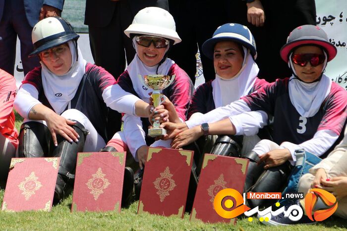 جشن قهرمانی تیم دختران زنده رود در رقابت های چوگان