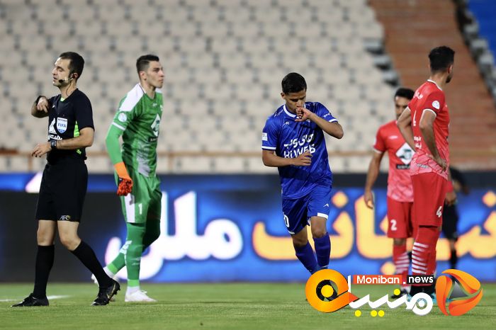 دیدار تیم های فوتبال استقلال - تراکتور