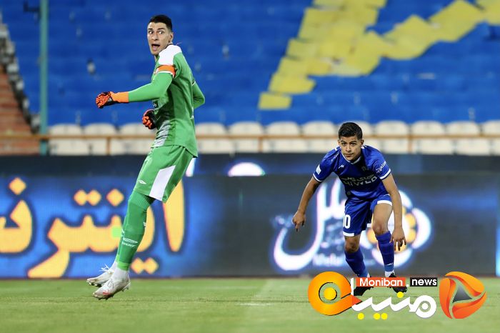 دیدار تیم های فوتبال استقلال - تراکتور