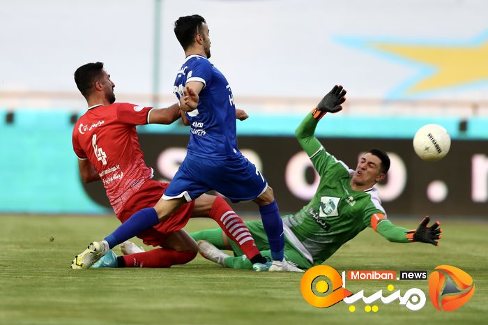 دیدار تیم های فوتبال استقلال - تراکتور