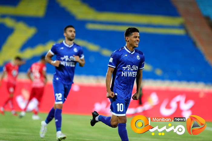 دیدار تیم های فوتبال استقلال - تراکتور